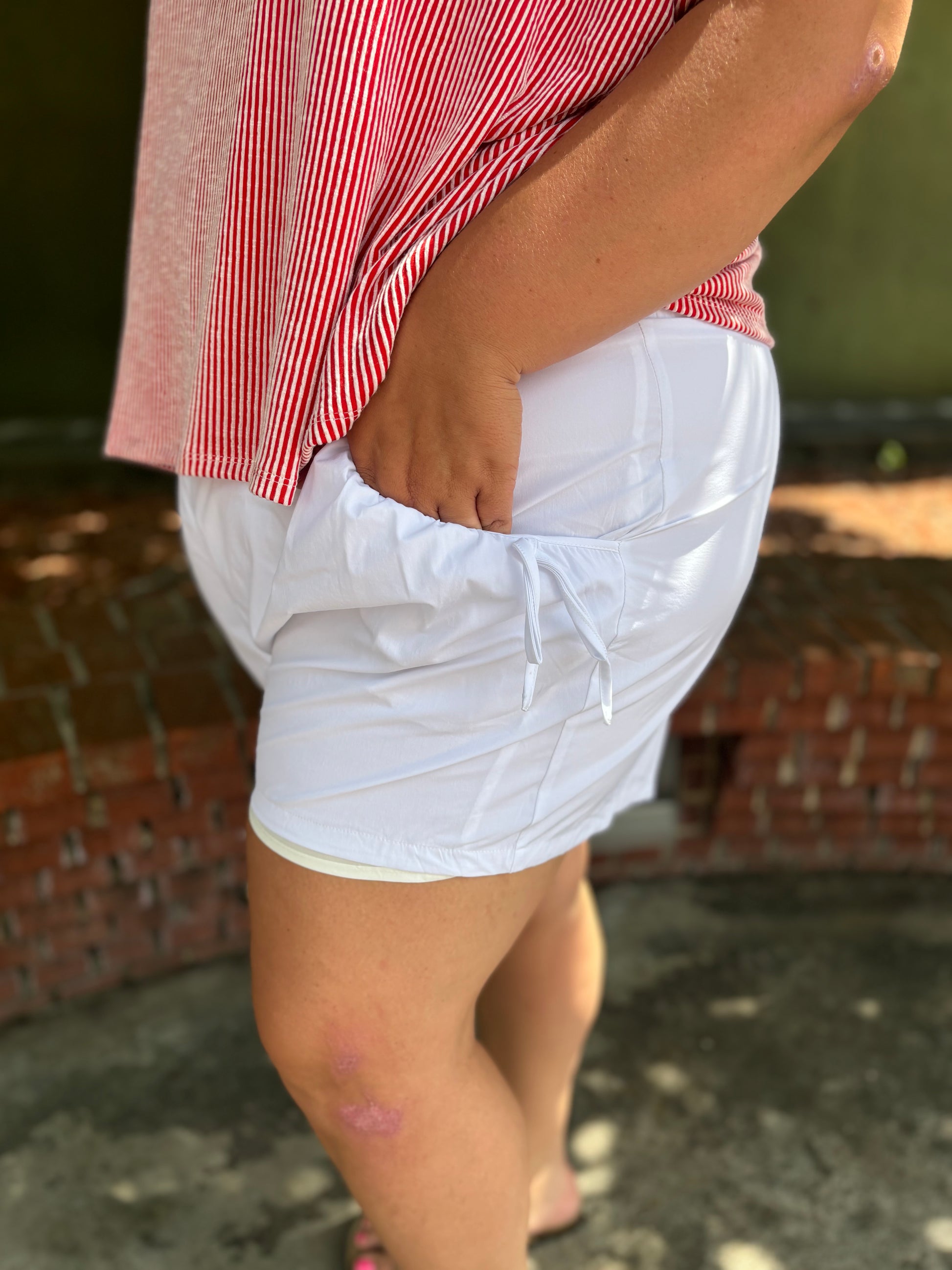 Modern Grace curvy white bow decor pockets shorts featuring a stylish fit and charming bow accents for a trendy summer look.