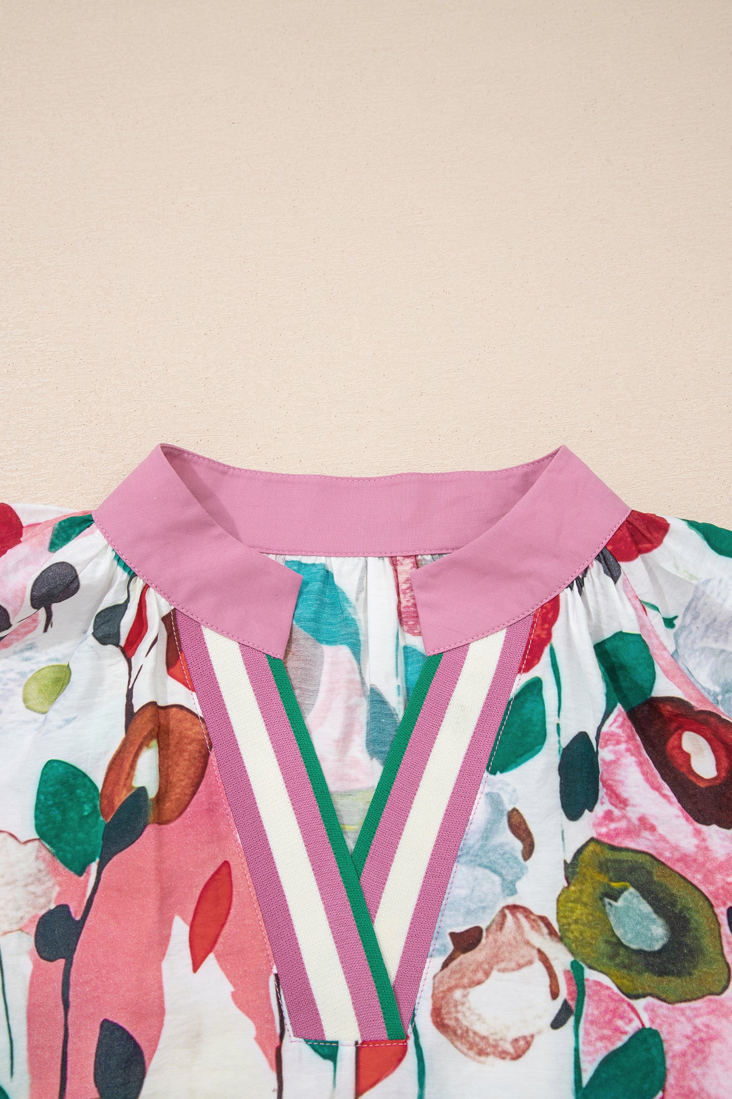 Pink V-neck plus size floral blouse with short puff sleeves from Modern Grace, made of viscose and polyamide, online exclusive.